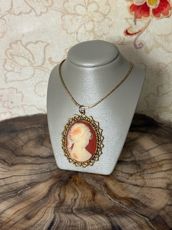 Vintage Jewelry - Cameo Bakelite Gold Vintage Pendant Necklace